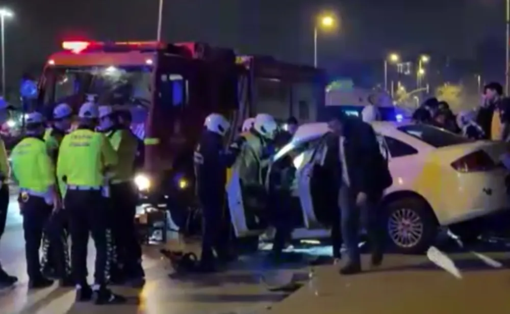 Kadıköy’de kontrolden çıkan otomobil direğe çarptı: 3 yaralı