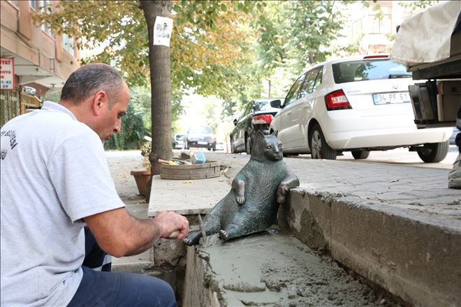 Kadıköy´e Tombili´nin Heykeli Dikildi