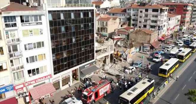 Kadıköy´de Metruk Bina Çöktü