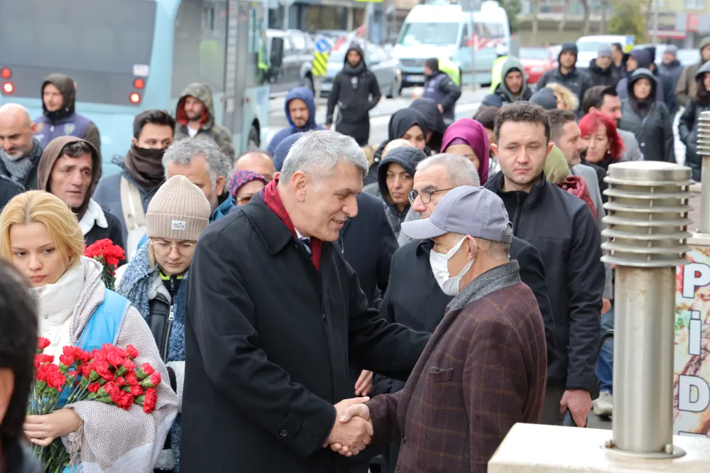 “SEVGİ YÜRÜYÜŞÜ”NDE VATANDAŞLARLA KUCAKLAŞTI