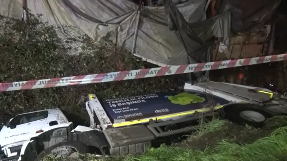 Üsküdar’da çöp kamyonu dereye uçtu