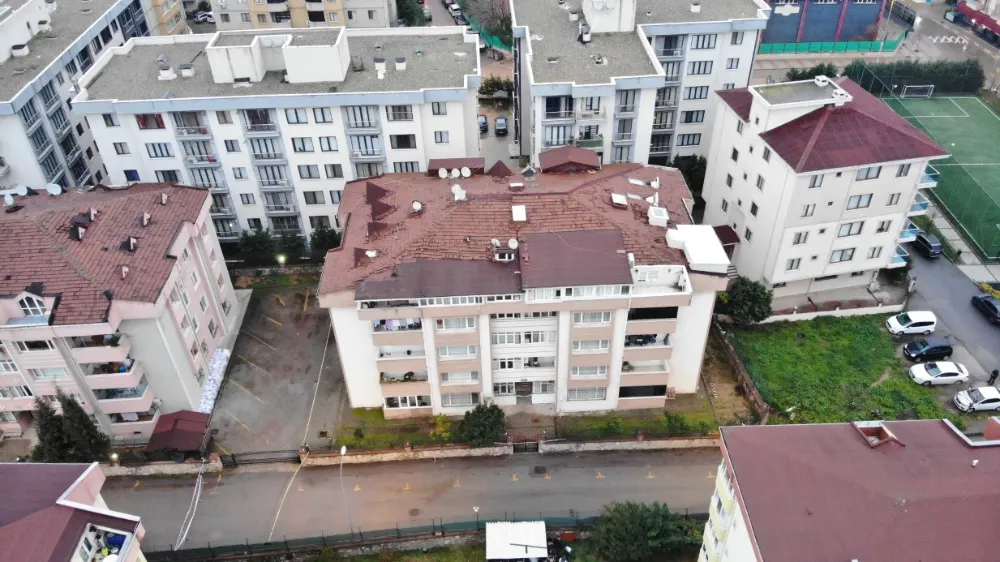 Tuzla’da kolonlarında çatlak tespit edilen bina boşaltıldı