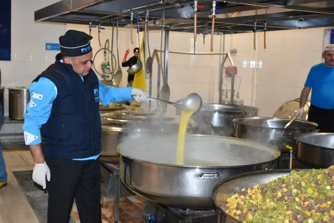 Pendik’te Günlük 14 Bin Kişiye İftar Yemeği Veriliyor