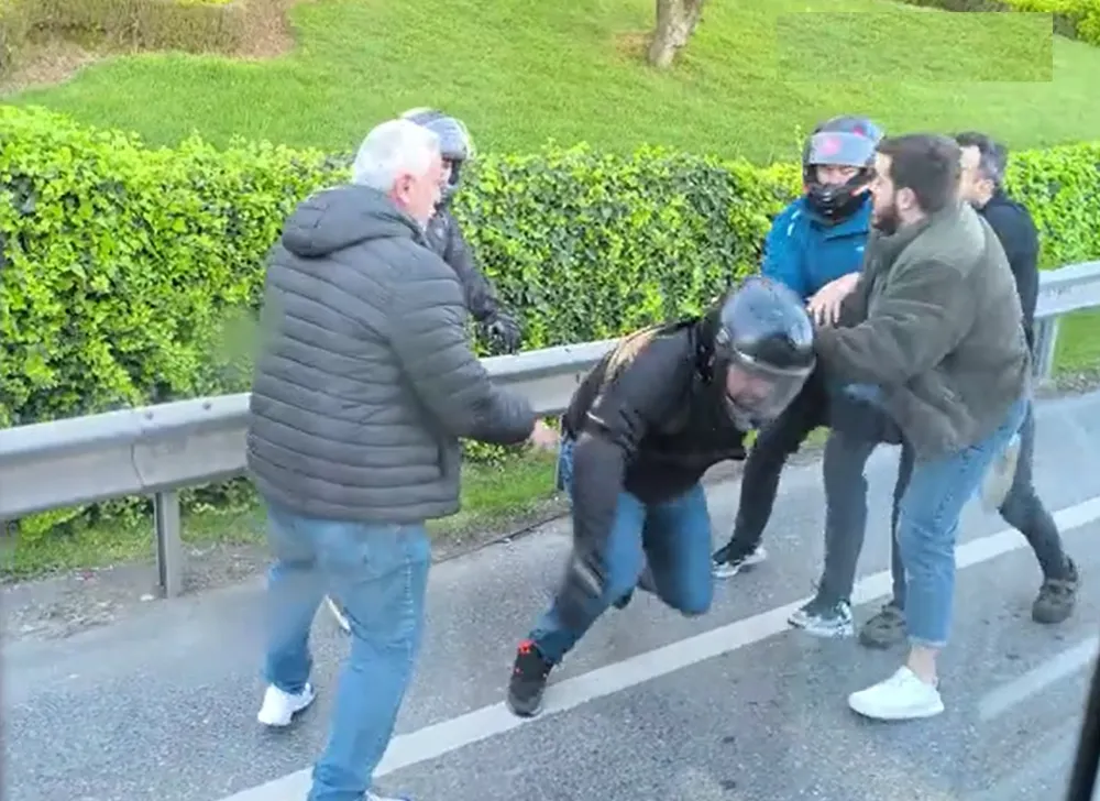 Trafikte Tekmeli Yumruklu Kavga